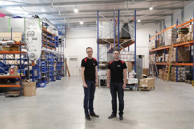 Mario und Stefan Koll freuen sich über das großzügige Lager. | Foto: Ernst Grilnberger