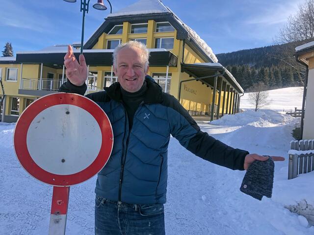 Zufahrt verboten und auch Kulturbetrieb verboten. Tom Kerschhaggl von der Theatergruppe St. Margarethen hadert zwar ein wenig, bleibt aber trotzdem positiv gestimmt. | Foto: Peter J. Wieland