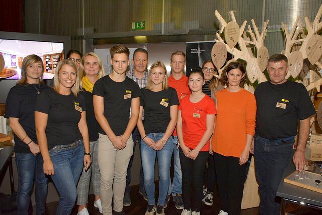 Aktuell werden viele Lehrlinge gesucht. Auch die Firma Weitzer Parkett, hier beim Jobday 2019, biete freie Stellen an. | Foto: Sonja Roffeis