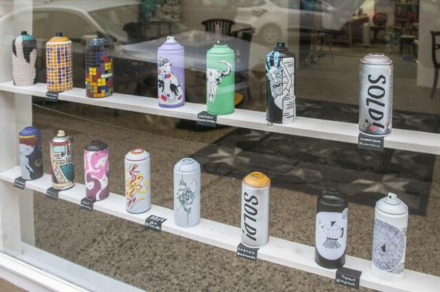 Kunst trotz Corona: Das Projekt "WinDose" zeigt Kunst im Schaufenster der Bäuerlegasse 3.