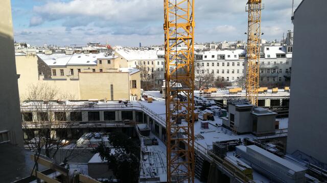 Eine Anrainerin fürchtet um den Ausblick aus ihrem Küchenfenster. Denn bald wird ihr das Hotel den Blick großteils versperren. | Foto: Irmtraud W.-Z.