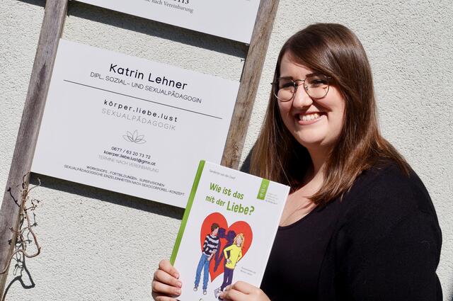 Katrin Lehner vor ihrer Praxis in Loosdorf