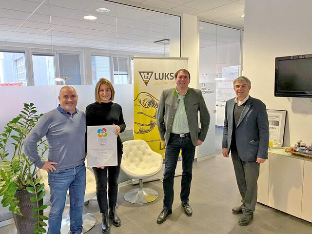 Roman und Kerstin Luksch bekamen die INEO-Auszeichnung von Florian Grünberger und Alois Ellmer  von der Wirtschaftskammer Schärding überreicht. | Foto: Wirtschaftskammer
