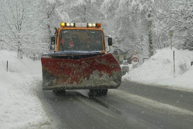Künftig kein Gurkerlwasser im Einsatz beim Winterdienst. "Im Fokus steht die heimische Sicherheit im Verkehr, die mit einem effizienten Mitteleinsatz gewährt werden soll", erklärt Infrastruktur-Landesrat Günther Steinkellner. | Foto: Franz Neumayr (Symbolfoto)