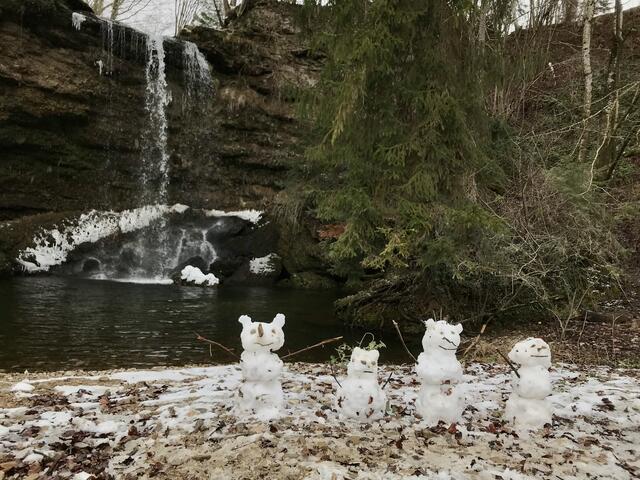 Schneemann-Familie vorm Wasserfall in der Faller Bucht in Ternberg. 
 | Foto: Atzmüller 