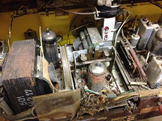 In diesem alten Radioapparat hausten bereits die Mäuse und hinterließen deutliche Spuren....
