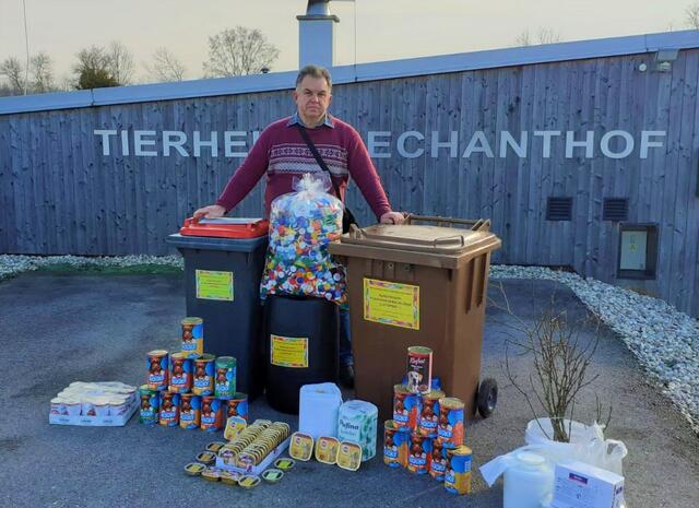 Gerhard Brey beim Tierheim Dechanthof beim Abholen der gesammelten Plastikstöpsel und beim Überbringen von Geld- und Futterspenden.  | Foto: Gerhard Brey