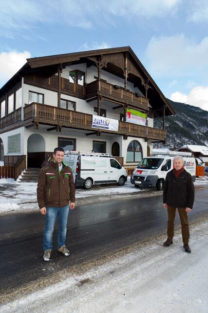 Josef Strebinger und Bürgermeister Florian Diertl vorm ehemaligen "Allianz-Gebäude".
