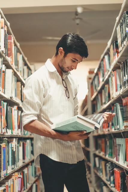 Ingesamt 401.900 Bücher, Magazine, Filme, Schallplatten und mehr warten in der Hauptbücherei am Urban-Loritz-Platz. | Foto: Gill/Unsplash