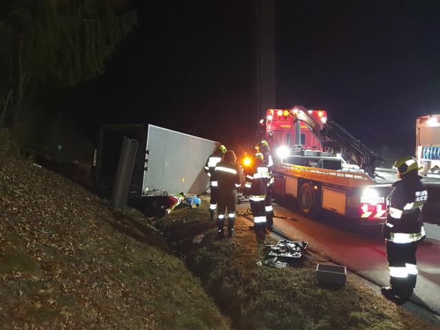 Der Anhänger lag ohne Zugfahrzeug im Straßengraben.  | Foto: FF Granitztal