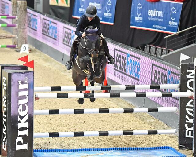 Mit Rang 10 im Finale der Large Tour bei den Neuro Socks Amadeus Horse Indoors in Salzburg platzierte sich Stefanie Lindner inmitten der heimischen und internationalen Springsport-Elite.  | Foto: Sibil Slejko  