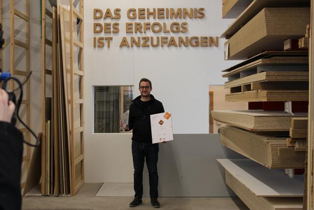 Alexander Haas ist stolz auf den Platzhirsch-Preis. Im Interview spricht er über seine Begeisterung für besondere Möbel und über Aufträge, die so geheim sind, dass er eine Verschwiegenheitserklärung unterzeichnen muss.  | Foto: Wirtschaftskammer Schärding