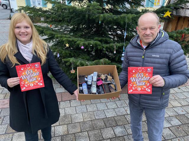 Bürgermeisterin Elisabeth Feichtinger (SP) und Vizebürgermeister Josef Leitner (SP) sammelten gemeinsam Althandys und Ladegeräte in Altmünster.
 | Foto: SPÖ Altmünster