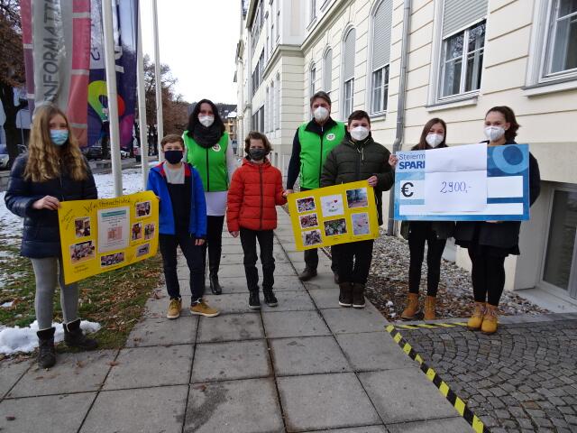 Die Schülerinnen und Schüler konnten stolz die Spende an Alexandra Neuhold und Johann Haiderer-Neuhold überreichen. | Foto: MMS Weiz