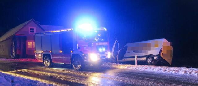 Ein Klein LKW kam in Schwerbach von der Straße ab. | Foto: (7) FF Kirchberg/Piel. Thomas Veitinger