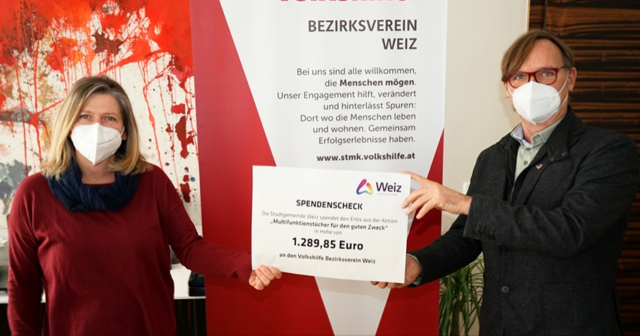 Der Spendenscheck wurde von Bürgermeister Erwin Eggenreich an Karin Raminger von der Volkshilfe Weiz übergeben. | Foto: Stadtgemeinde Weiz