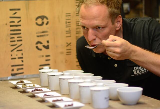 Christoph Masin verkostet jede einzelne Teesorte. | Foto: JägerTEE
