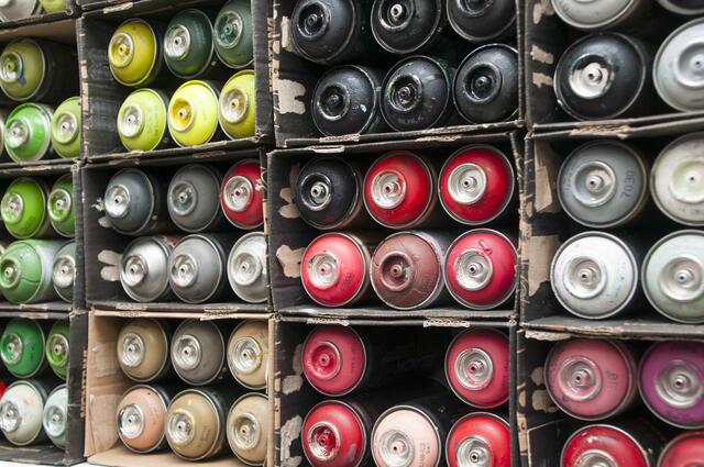 „Unser letztes Projekt nennt sich ,WinDose‘, dabei werden leere Spraydosen einer neuen Bestimmung zugeführt und durch einen Prozess der Umgestaltung als Kunstobjekte neu definiert“, erzählt Rob Perez.