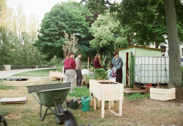 Gemeinsam mit den Kindern aus der Nachbarschaft kümmern sich die Gärtnerinnen und Gärtner um die Pflanzen.