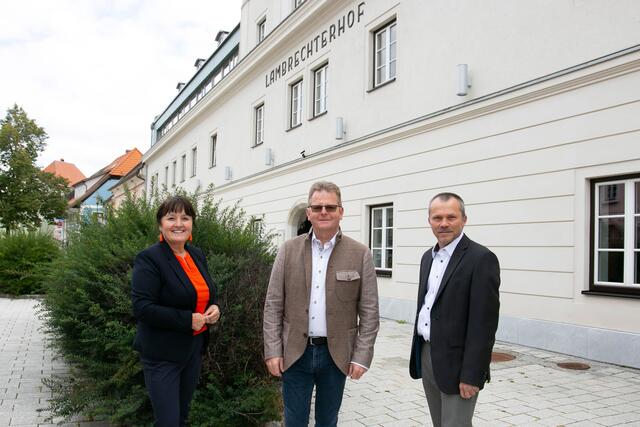 Bürgermeister Fritz Sperl (r.), Manuela Khom und Eigentümer Wolfgang Hochreiter vor dem Lambrechterhof. | Foto: Hochreiter Firmengruppe