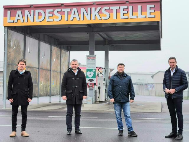 Landestankstelle Rudersdorf besteht weiter: Vizebürgermeister David Venus, Verkehrslandesrat Heinrich Dorner, Tankstellenbetreiber Martin Luisser und LAbg. Ewald Schnecker (von links). | Foto: SPÖ