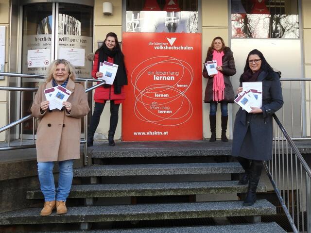 Beate Gfrerer (Geschäftsführerin VHS), Kathrin Kassl-Rapatz (Projektkoordination VHS), Martina Gabriel (Frauen- und Gleichstellungsbeauftragte Land Kärnten) und Landesrätin Sara Schaar (von links) | Foto: Büro LR Schaar