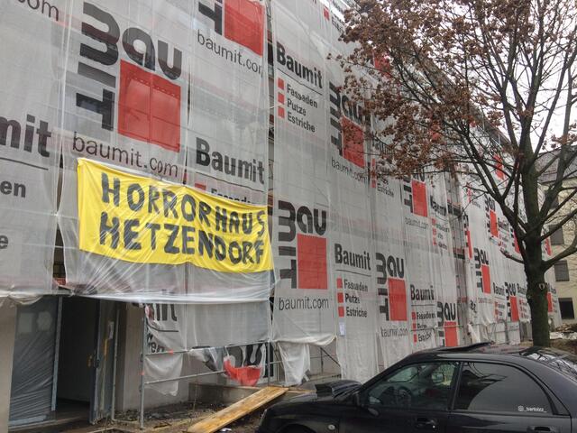 Mit diesem Transparent machten einige Mieter des Hauses Altmannsdorfer Straße 86–88 auf ihre Situation aufmerksam.  | Foto: Sagner