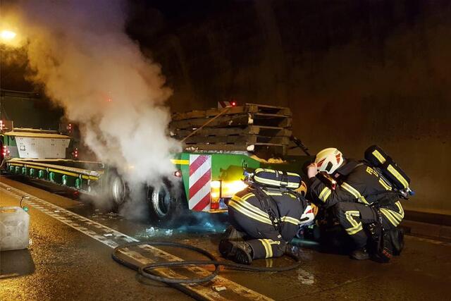 Mit Atemschutz ausgerüstet kühlte die Feuerwehr die überhitze Bremsanlage | Foto: Zoom Tirol