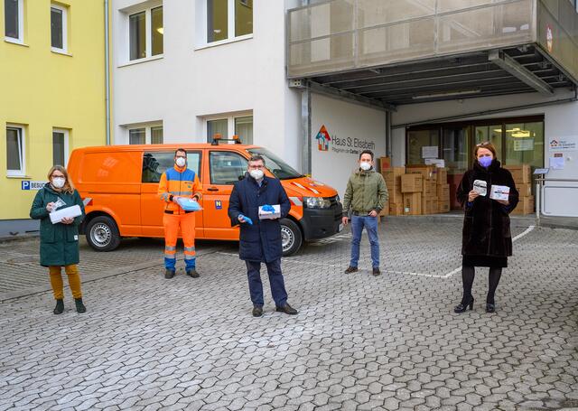 Gesundheits-Landesrätin Ulrike Königsberger-Ludwig, Christoph Haiderer-Latt (Straßenmeisterei St. Pölten West), Mobilitäts-Landesrat Ludwig Schleritzko, Heimleiter Jens Nather (Pflegeheim Haus St. Elisabeth St. Pölten), Sozial-Landesrätin Christiane Teschl-Hofmeister | Foto: NLK Burchhart