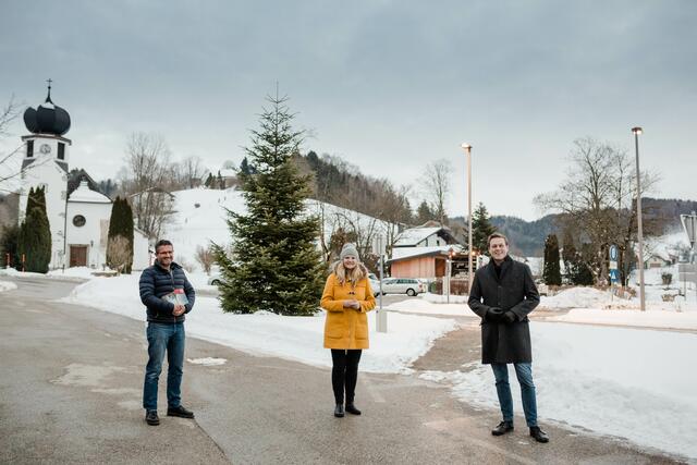 Landesrat Stefan Kaineder (rechts) mit der Bürgermeisterin von Altmünster, Nationalrätin Elisabeth Feichtinger und dem Naturpark-Manager Clemens Schnaitl im Ortsteil Reindlmühl (Altmünster), wo im vergangenen November die Straßenbeleuchtung Dark-Sky-konform umgerüstet wurde. | Foto: LandOÖ/Werner Dedl