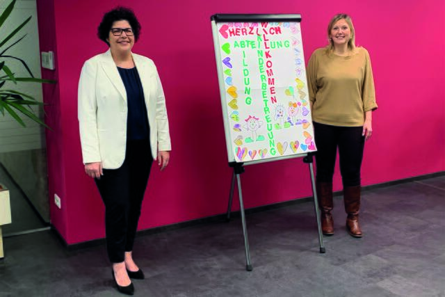 Abteilungsleiterin Sebnem Ertl mit Bürgermeisterin Sabine Naderer-Jelinek. | Foto: Stadtarchiv Leonding