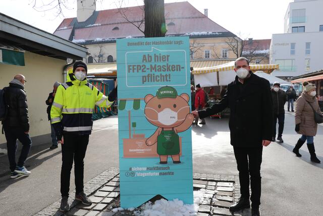 Christoph Fleck von der Marktverwaltung (links) und Marktreferent Stadtrat Markus Geiger begrüßen Benedikt am Marktgelände.
 | Foto: Marktverwaltung