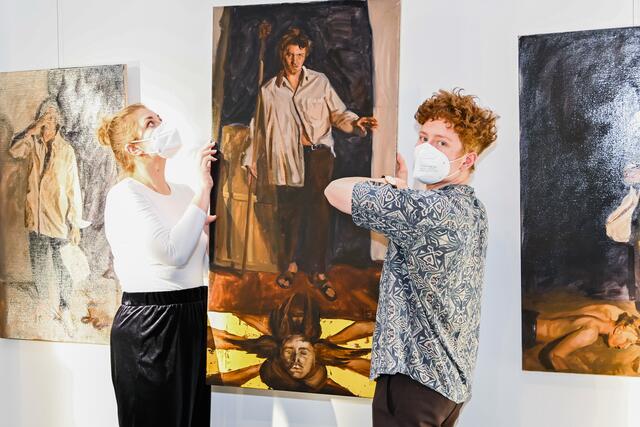 Mit dem "sicheren" Aufbau der gemeinsamen Ausstellung in Feldbach sind Paul Nestelberger und Mariella Schauperl beschäftigt.