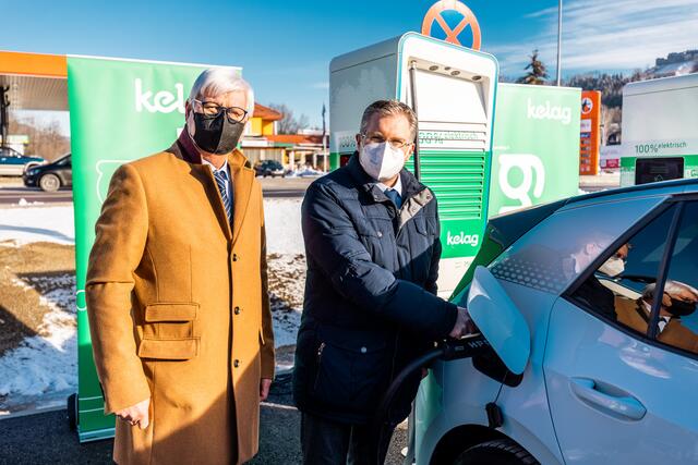 Manfred Freitag und Martin Kulmer bei der Hochleistungs-Ladestation beim Hallenbad St. Vet.  | Foto: Kelag