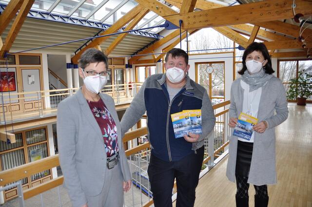 VHS-Leiterin Christa Schmirl, BGM Arthur Rasch und Gertrud Kirchner freuen sich auf den Kursstart | Foto: Markus Helmreich