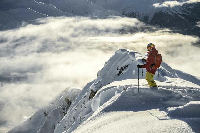 Die Freeriderin Nadine Wallner am Albonakopf im Arlberg-Gebiet. | Foto: ServusTV / Andreas Vigl