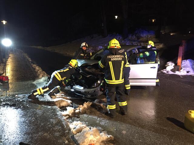 Das Auto der jungen Friedhofsbesucherin kam auf der abschüssigen und engen Straße ins Rollen. Wie durch ein Wunder kam niemand zu Schaden. | Foto: FF Andorf