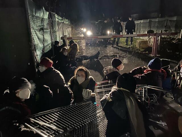 Kinder und Jugendliche protestierten in der Nacht auf heute gegen die Abschiebungen. Die Art des Polizeieinsatzes kritisiert Elisabeth Schaffelhofer-Garcia Marquez. | Foto: Klenk