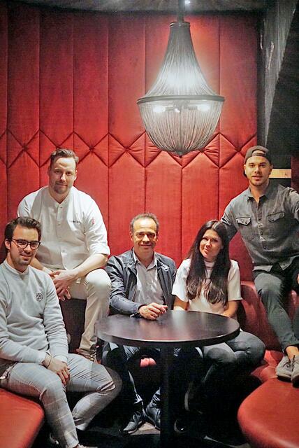 Bei Miss Cho hat er den Kochlöffel geschwungen, jetzt übernimmt er das Eckstein: Daniel Marg (2.vl.) | Foto: Miss Cho