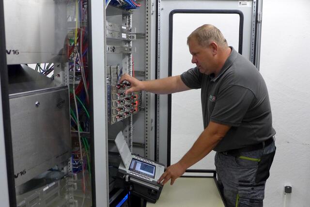  Internet- und Kabel-TV-Bereichsleiter Klaus Kluckner im GemeindeWerke-Serverrraum.  | Foto: GemeindeWerke Telfs