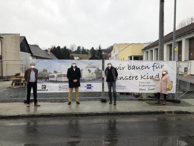 Die Volksschule Unterwart wird bis Herbst 2021 erweitert: Vizebgm. Robert Polzer, Schulqualitätsmanager Nikolaus Schermann, Arch. Martin Schwartz und Bgm. Klara Liszt | Foto: Gemeinde Unterwart
