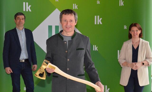 Landwirtschaftskammer-Präsidentin Michaela Langer-Weninger und BWV- Obmann Kepplinger überreichen Heribert Singer die „Goldene Axt“ für den am besten bebotenen Wertholzstamm. | Foto: LWK OÖ