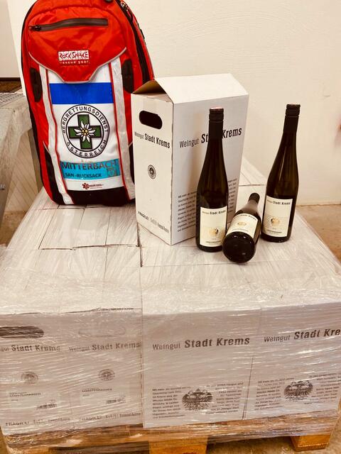 25 Kartons Wein kamen als erstes Dankeschön an. | Foto: K. Weber