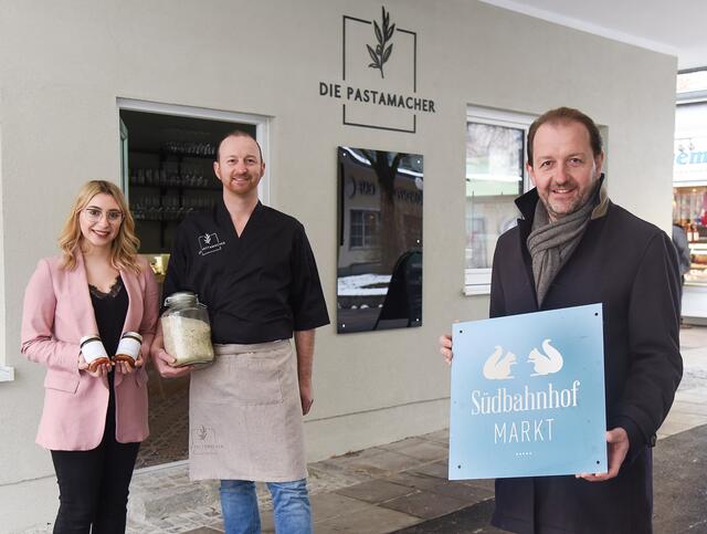 Ab 2. Februar bereichern „Die Pastamacher“ das bunte Angebot des Linzer Südbahnhofmarktes. Im Bild Vizebürgermeister Bernhard Baier (rechts) mit Küchenchef Dietmar Öller und dessen Tochter.  | Foto: Stadt Linz