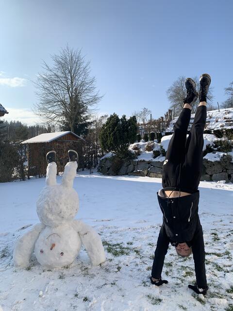 Julia Kaufmann turnt mit ihrem Schneemann | Foto: Kaufmann