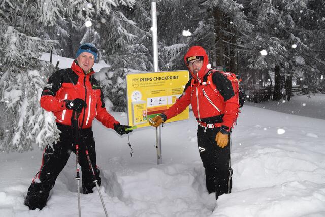 Naturfreunde Hüttenwart Kurt Neckermann und Übungsleiter Tourenski Wolfgang Kinz (v. l.) setzen sich für die alpine Sicherheit ein.