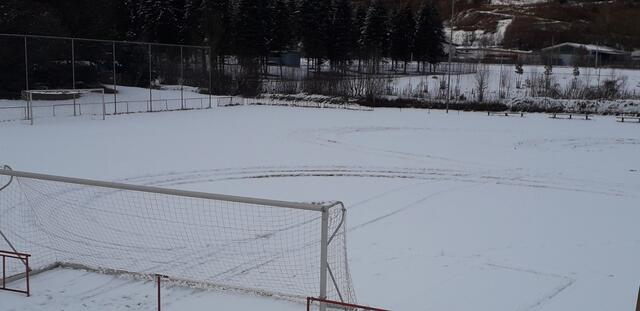 Autospuren  zeugen von ungebetenen Gästen am Trainingsplatz des SC St. Peter-Freienstein. | Foto: zVg