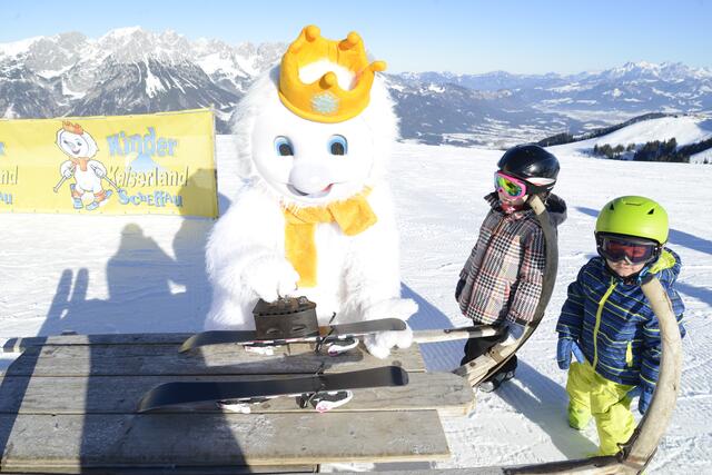 Bienenwachs und ein altes Bügeleisen sind alles, was man für gut gewachste Skier braucht. 
 | Foto: KinderKaiserland Scheffau