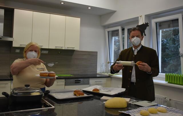 Landesbäuerin und Seminarbäuerin Irene Deutsch und LK-Präs. Nikolaus Berlakovich präsentieren das neue Online-Kurskonzept – das Cookinar - mit Faschingskrapfen. | Foto: LK Burgenland/Kaiser