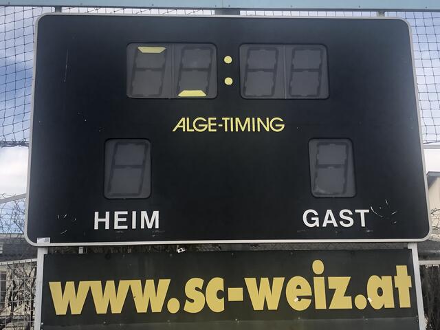 Auch die Leuchtschriftanzeigentafel kommt unter den Hammer.
